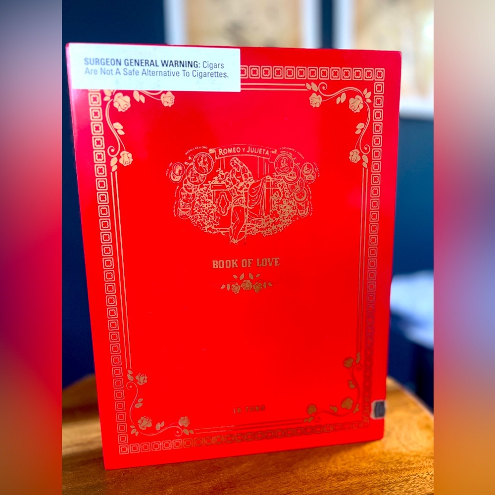 Romeo y Julieta Book of Love cigar box